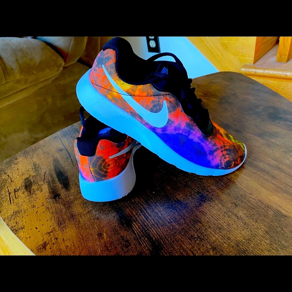 Like NEW! Nike Girls 4Y Tye Dye sneakers